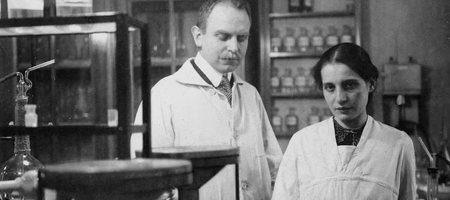 lise meitner portrait dans son laboratoire